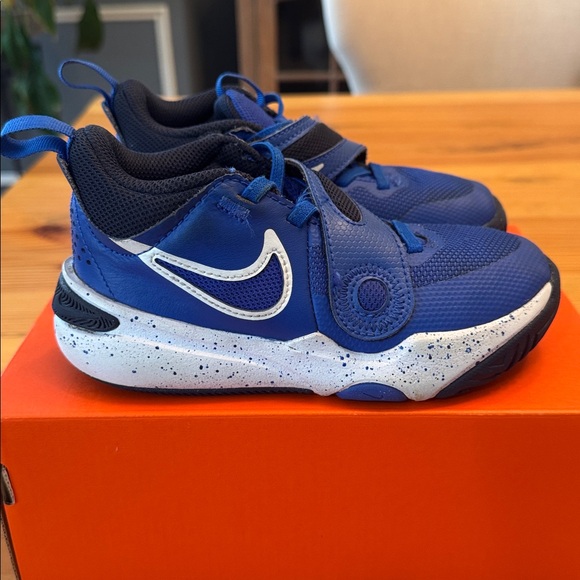 Nike Team Hustle D 11 - Size 11C. Kids Sneakers in Blue and White - Picture 1 of 6